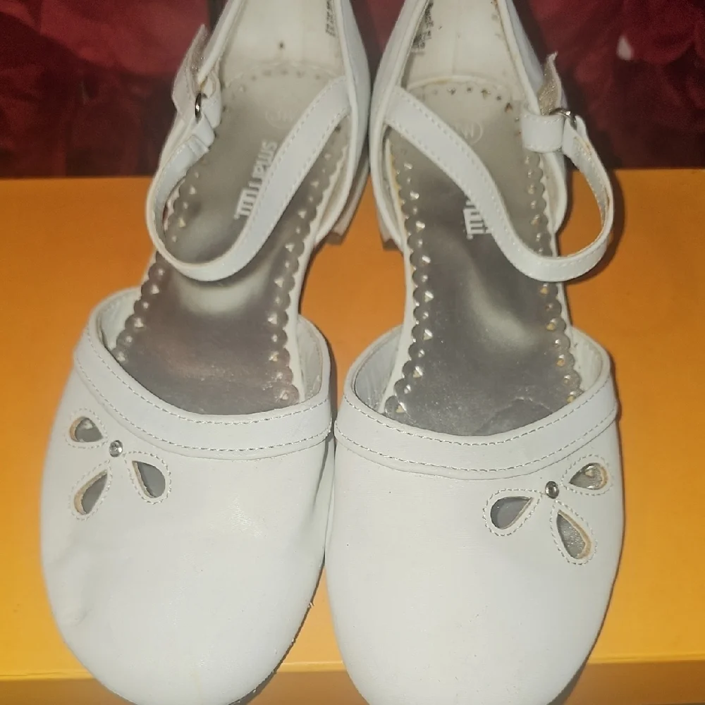 Smart Fit Girls White Flats with Cutout Design Size 3W